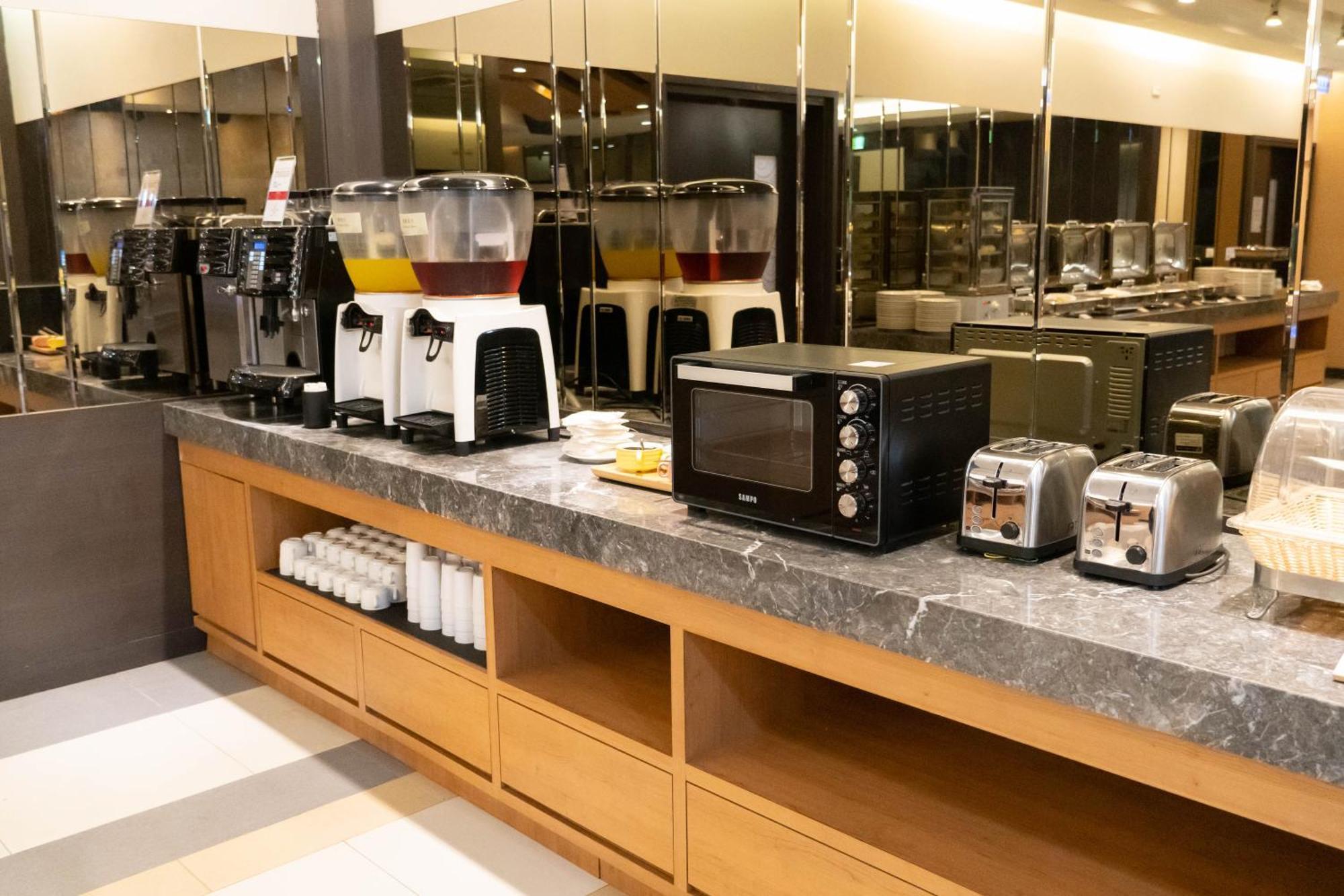 Green Hotel - Tea Way Taichung Bagian luar foto
